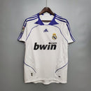 Camiseta oficial del Real Madrid primera equipación temporada 2007 2008 blanca retro para hombre de Tienda Hincha Futbolero., Camiseta Real Madrid retro, Real Madrid 07/08, Ropa Real Madrid vintage, Comprar camiseta Real Madrid blanca, Raúl Madrid, Madridistas, Merengues, Camisetas fútbol retro, Retro Real Madrid 2008, Historia Real Madrid, Colección Madrid.