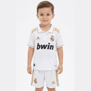Conjunto infantil retro Real Madrid 2011 2012 primera equipación blanco y oro calidad 1.1 premium época Cristiano Ronaldo oficial, Real Madrid infantil retro, Conjunto niño Madrid 2012 blanco oro, Ropa Real Madrid niños retro, Equipación Madrid junior 11/12, Calidad 1.1 infantil, Tienda Hincha Futbolero, Regalo niño Real Madrid fútbol, Camiseta blanca oro Madrid niño retro, Madrid Kids Retro Gold.