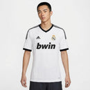 Camiseta oficial del Real Madrid primera equipación temporada 2012 2013 blanca retro para hombre de Tienda Hincha Futbolero, Camiseta Real Madrid retro, Real Madrid 12/13, Ropa Real Madrid vintage, Comprar camiseta Real Madrid blanca, Cristiano Ronaldo Madrid, Madridistas, Merengues, Camisetas fútbol retro, Retro Real Madrid 2013, Historia Real Madrid, Colección Madrid.