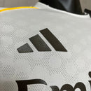 Camiseta hombre Real Madrid temporada 2025 2026 primera equipación blanca versión jugador auténtica tejido técnico transpirable calidad 1.1 oficial, Real Madrid 2025, Camiseta Real Madrid jugador, Real Madrid blanca Authentic, Camiseta titular Madrid 25/26, Camiseta barata Real Madrid, Calidad 1.1 Real Madrid, Versión Jugador Premium, Tienda Hincha Futbolero, Hala Madrid Style.