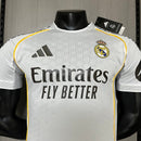 Camiseta hombre Real Madrid temporada 2025 2026 primera equipación blanca versión jugador auténtica tejido técnico transpirable calidad 1.1 oficial, Real Madrid 2025, Camiseta Real Madrid jugador, Real Madrid blanca Authentic, Camiseta titular Madrid 25/26, Camiseta barata Real Madrid, Calidad 1.1 Real Madrid, Versión Jugador Premium, Tienda Hincha Futbolero, Hala Madrid Style.