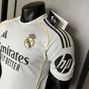 Camiseta hombre Real Madrid temporada 2025 2026 primera equipación blanca versión jugador auténtica tejido técnico transpirable calidad 1.1 oficial, Real Madrid 2025, Camiseta Real Madrid jugador, Real Madrid blanca Authentic, Camiseta titular Madrid 25/26, Camiseta barata Real Madrid, Calidad 1.1 Real Madrid, Versión Jugador Premium, Tienda Hincha Futbolero, Hala Madrid Style.