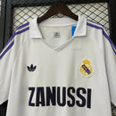 Camiseta hombre Real Madrid temporada 1984 1985 primera equipación blanca cuello polo retro calidad 1.1 premium Quinta del Buitre Tienda Hincha Futbolero. Real Madrid 1984, Real Madrid 1985, Camiseta Madrid blanca, Ropa Real Madrid retro, Camiseta Madrid 80s, Calidad 1.1 Madrid, Butragueño 85, Tienda Hincha Futbolero, Real Madrid Retro Jersey 84/85.