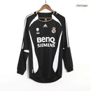 Camiseta retro hombre Real Madrid segunda equipación negra manga larga temporada 2006 2007 calidad 1.1 oficial, Real Madrid 2006, Camiseta Madrid manga larga, Camiseta retro Madrid, Camiseta Beckham Real Madrid, Calidad 1.1 Madridista, Tienda Hincha Futbolero, Santiago Bernabéu, Bloke Core retro, Camiseta negra Madrid antigua, Regalo fútbol vintage España.