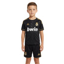 Conjunto infantil retro Real Madrid 2011 2012 segunda equipación negro y oro calidad 1.1 premium época Cristiano Ronaldo oficial, Real Madrid infantil retro, Conjunto niño Madrid 2012 negro oro, Ropa Real Madrid niños retro, Equipación Madrid junior 11/12 negro, Calidad 1.1 infantil, Tienda Hincha Futbolero, Regalo niño Real Madrid fútbol, Camiseta negra oro Madrid niño retro, Madrid Kids Retro Black.