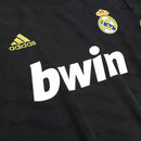 Camiseta hombre Real Madrid temporada 2011 2012 segunda equipación negra manga larga detalles dorados retro calidad 1.1 premium Tienda Hincha Futbolero. Real Madrid 2011, Real Madrid 2012, Camiseta Madrid negra, Ropa Real Madrid retro, Camiseta Madrid manga larga, Calidad 1.1 Madrid, Cristiano Ronaldo 2012, Tienda Hincha Futbolero, Real Madrid Retro Jersey 11/12.