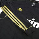 Camiseta hombre Real Madrid temporada 2011 2012 segunda equipación negra manga larga detalles dorados retro calidad 1.1 premium Tienda Hincha Futbolero. Real Madrid 2011, Real Madrid 2012, Camiseta Madrid negra, Ropa Real Madrid retro, Camiseta Madrid manga larga, Calidad 1.1 Madrid, Cristiano Ronaldo 2012, Tienda Hincha Futbolero, Real Madrid Retro Jersey 11/12.