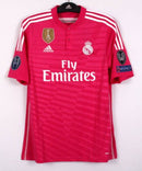 Camiseta retro hombre Real Madrid segunda equipación rosa con parches de Champions temporada 2014 2015 calidad 1.1 oficial, Real Madrid 2014, Camiseta Madrid rosa, Camiseta Real Madrid James Rodriguez, Camiseta Cristiano Ronaldo rosa, Calidad 1.1 Madridista, Tienda Hincha Futbolero, Santiago Bernabéu, Bloke Core retro, Camiseta rosa fútbol antigua, Regalo fútbol vintage Madrid.