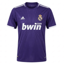 Camiseta Real Madrid III 2010/11 Hombre Retro Purpura Oficial - Real Madrid, Madrid, Los Blancos, Merengues, Santiago Bernabeu, La Liga, Champions League, Camiseta Retro, Camiseta Vintage, Tercera Equipacion, Third Kit, 2010, 2011, 2010-2011, Hombre, Men, Purpura, Morada, Purple, Dorada, Gold, Tienda Hincha Futbolero, Futbol Espanol, Coleccionismo