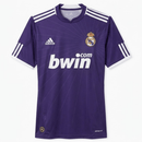 Camiseta Real Madrid III 2010/11 Hombre Retro Purpura Oficial - Real Madrid, Madrid, Los Blancos, Merengues, Santiago Bernabeu, La Liga, Champions League, Camiseta Retro, Camiseta Vintage, Tercera Equipacion, Third Kit, 2010, 2011, 2010-2011, Hombre, Men, Purpura, Morada, Purple, Dorada, Gold, Tienda Hincha Futbolero, Futbol Espanol, Coleccionismo