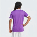 Camiseta oficial del Real Madrid tercera equipación temporada 2017 2018 púrpura retro para hombre, diseño coleccionista de Tienda Hincha Futbolero, Camiseta Real Madrid retro, Real Madrid 17/18, Ropa Real Madrid vintage, Comprar camiseta Real Madrid púrpura, Real Madrid Third Kit 2018, Madridistas, Merengues, Camisetas fútbol retro, Retro Real Madrid 2018, Historia Real Madrid, Colección Madrid.