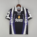Camiseta oficial del Real Madrid tercera equipación temporada 1997 1998 retro para hombre diseño vintage histórico de Tienda Hincha Futbolero,Camiseta Real Madrid retro, Real Madrid 97/98, Ropa Real Madrid vintage, Comprar camiseta Real Madrid histórica, La Séptima, Real Madrid Third Kit 98, Madridistas, Merengues, Camisetas fútbol retro, Retro Real Madrid 1998, Historia Real Madrid, Colección Madrid 90s, Fútbol noventero.