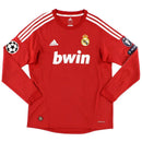 Camiseta hombre Real Madrid temporada 2011 2012 tercera equipación roja manga larga con parches oficiales de liga retro calidad 1.1 premium Cristiano Ronaldo Tienda Hincha Futbolero. Real Madrid 2011, Real Madrid 2012, Camiseta Madrid roja, Camiseta Madrid con parches, Real Madrid manga larga retro, Calidad 1.1 Madrid, Cristiano Ronaldo roja manga larga, Tienda Hincha Futbolero, Real Madrid Retro Jersey 11/12 patches.