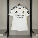 Camiseta hombre Real Madrid temporada 2025 2026 primera equipación blanca parches oficiales Champions League y Foundation escudo bordado calidad 1.1 oficial, Real Madrid 2025, Camiseta Real Madrid Champions, Madrid con parches, Camiseta blanca Madrid 26, Camiseta barata Real Madrid, Calidad 1.1 Madrid, La Liga 2026, Tienda Hincha Futbolero, Hala Madrid, Bloke Core Madrid.
