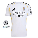 Camiseta hombre Real Madrid primera equipación temporada 2025 2026 con parches oficiales Champions League y Foundation escudo bordado calidad 1.1 oficial, Real Madrid 2025, Camiseta Real Madrid Champions, Real Madrid 2026, Camiseta blanca Madrid, Camiseta barata Real Madrid, Calidad 1.1 Real Madrid, Champions League Kit, Tienda Hincha Futbolero, Hala Madrid.
