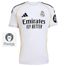 Camiseta hombre Real Madrid temporada 2025 2026 primera equipación blanca parches oficiales Champions League y Foundation escudo bordado calidad 1.1 oficial, Real Madrid 2025, Camiseta Real Madrid Champions, Madrid con parches, Camiseta blanca Madrid 26, Camiseta barata Real Madrid, Calidad 1.1 Madrid, La Liga 2026, Tienda Hincha Futbolero, Hala Madrid, Bloke Core Madrid.