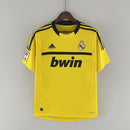 Camiseta oficial de portero del Real Madrid temporada 2011 2012 amarilla retro, modelo de Iker Casillas para hombre de Tienda Hincha Futbolero, Camiseta Real Madrid portero, Real Madrid 11/12 portero, Iker Casillas, Camiseta portero amarilla retro, Ropa Real Madrid vintage, Comprar camiseta portero Real Madrid, Madridistas, Merengues, Camisetas fútbol retro, Retro Real Madrid 2012, Historia Real Madrid, Colección Madrid.