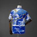 Camiseta hombre Real Madrid colaboración Marvel temporada 2025 2026 color azul y blanca escudo bordado detalles heroicos calidad 1.1 oficial, Real Madrid Marvel, Camiseta Real Madrid 2026, Camiseta Real Madrid azul y blanca, Real Madrid x Marvel, Camiseta barata Real Madrid, Calidad 1.1 Real Madrid, Edición Especial Real Madrid, Tienda Hincha Futbolero, Bloke Core Madrid.