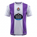 Camiseta oficial del Real Valladolid edición especial temporada 2025 2026 para hombre color blanca y púrpura de Tienda Hincha Futbolero, Camiseta Real Valladolid edición especial, Camiseta Real Valladolid blanca y púrpura, Jersey Real Valladolid 2025, Ropa oficial Real Valladolid hombre, Comprar Real Valladolid oficial, Calidad premium Real Valladolid, Ropa fútbol LaLiga, Camiseta Pucela 2026, Uniforme Real Valladolid edición especial.