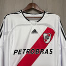 Camiseta hombre retro River Plate primera equipación blanca con banda roja manga larga temporada 2006 2007 calidad 1.1 oficial, River Plate retro 2006, Camiseta River manga larga, Camiseta antigua River Plate, Jersey River vintage 06/07, Calidad 1.1 River, Tienda Hincha Futbolero, Fútbol Argentino clásico, Bloke Core River, Regalo fútbol hombre River, Camiseta Ortega River retro.