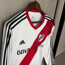 Camiseta hombre River Plate temporada 2013 2014 primera equipación blanca manga larga banda roja retro calidad 1.1 premium Tienda Hincha Futbolero. River Plate 2013, River Plate 2014, Camiseta River manga larga, Ropa River Plate retro, Camiseta Millonario clásica, Calidad 1.1 River, Cavenaghi 2014, Tienda Hincha Futbolero, River Retro Jersey 13/14.
