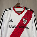 Camiseta hombre River Plate temporada 2013 2014 primera equipación blanca manga larga banda roja retro calidad 1.1 premium Tienda Hincha Futbolero. River Plate 2013, River Plate 2014, Camiseta River manga larga, Ropa River Plate retro, Camiseta Millonario clásica, Calidad 1.1 River, Cavenaghi 2014, Tienda Hincha Futbolero, River Retro Jersey 13/14.
