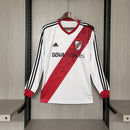 Camiseta hombre River Plate temporada 2013 2014 primera equipación blanca manga larga banda roja retro calidad 1.1 premium Tienda Hincha Futbolero. River Plate 2013, River Plate 2014, Camiseta River manga larga, Ropa River Plate retro, Camiseta Millonario clásica, Calidad 1.1 River, Cavenaghi 2014, Tienda Hincha Futbolero, River Retro Jersey 13/14.