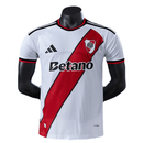 Tienda Hincha Futbolero, River Plate 26/27, Camiseta River Plate versión jugador, Player Edition River Plate, River Plate primera equipación, Camiseta River original, Comprar camiseta River Plate, Ropa oficial River Plate, Camiseta fútbol profesional, Equipación técnica River, River Plate 2026, Banda roja River, Fútbol argentino
