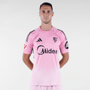 Camiseta hombre portero Sevilla FC temporada 2025 2026 oficial arquero rosa técnica transpirable La Liga estilo Nervión.