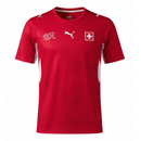 Camiseta Suiza primera equipación 2026 2027 hombre roja versión hincha calidad 1.1 oficial Tienda Hincha Futbolero Switzerland Home Jersey, Camiseta Suiza 2026, Switzerland Home Jersey, Camiseta roja Suiza, Equipación Suiza hombre, Comprar jersey Suiza 2026, Calidad 1.1 premium, SFV oficial, Jersey Suiza mundial 2026, Ropa de fútbol Suiza.