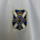 Camiseta hombre CD Tenerife temporada 1997 1998 primera equipación blanca detalles azules retro calidad 1.1 premium Tienda Hincha Futbolero. Tenerife 1997, Tenerife 1998, Camiseta Tenerife retro, Ropa CD Tenerife clásica, Camiseta Tenerife blanca, Calidad 1.1 Tenerife, Heliodoro Retro, Tienda Hincha Futbolero, Tenerife Retro Jersey 97/98.