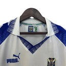 Camiseta hombre CD Tenerife temporada 1997 1998 primera equipación blanca detalles azules retro calidad 1.1 premium Tienda Hincha Futbolero. Tenerife 1997, Tenerife 1998, Camiseta Tenerife retro, Ropa CD Tenerife clásica, Camiseta Tenerife blanca, Calidad 1.1 Tenerife, Heliodoro Retro, Tienda Hincha Futbolero, Tenerife Retro Jersey 97/98.