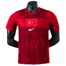 Camiseta Turquía primera equipación 2026 2027 hombre roja versión jugador auténtica calidad 1.1 oficial Tienda Hincha Futbolero Turkey Player Jersey, Camiseta Turquía 2026, Turkey Player Version, Camiseta roja Turquía, Equipación turca jugador, Comprar jersey Turquía 2026, Calidad 1.1 premium, TFF oficial, Jersey mundial 2026 auténtico, Ropa de fútbol Turquía Slim Fit.