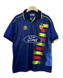 Camiseta hombre Valencia CF temporada 1995 1996 segunda equipación azul marino detalles naranja retro calidad 1.1 premium Tienda Hincha Futbolero. Valencia 1995, Valencia 1996, Camiseta Valencia retro, Ropa Valencia CF clásica, Camiseta Valencia azul marino, Calidad 1.1 Valencia, Mijatovic 1996, Tienda Hincha Futbolero, Valencia Retro Jersey 95/96.
