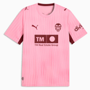 Camiseta Valencia Tercera Equipación 26/27 Hombre - Valencia CF, Valencia, Mestalla, Blanquinegros, Valencianistas, Tercera Equipación, Third Kit, Alternativa, Hombre, Men, Camiseta de Hombre, Rosa, Pink, Valencia 26/27, Tienda Hincha Futbolero, Fútbol Español, camiseta oficial la liga
