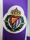 Camiseta hombre Real Valladolid temporada 1995 1996 primera equipación rayas blancas y violetas cuello polo retro calidad 1.1 premium Tienda Hincha Futbolero. Real Valladolid 1995, Real Valladolid 1996, Camiseta Valladolid retro, Ropa Valladolid clásica, Camiseta Pucela blanca y violeta, Calidad 1.1 Valladolid, José Zorrilla Retro, Tienda Hincha Futbolero, Valladolid Retro Jersey 95/96.