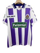 Camiseta hombre Real Valladolid temporada 1995 1996 primera equipación rayas blancas y violetas cuello polo retro calidad 1.1 premium Tienda Hincha Futbolero. Real Valladolid 1995, Real Valladolid 1996, Camiseta Valladolid retro, Ropa Valladolid clásica, Camiseta Pucela blanca y violeta, Calidad 1.1 Valladolid, José Zorrilla Retro, Tienda Hincha Futbolero, Valladolid Retro Jersey 95/96.