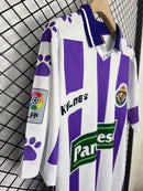 Camiseta hombre Real Valladolid temporada 1995 1996 primera equipación rayas blancas y violetas cuello polo retro calidad 1.1 premium Tienda Hincha Futbolero. Real Valladolid 1995, Real Valladolid 1996, Camiseta Valladolid retro, Ropa Valladolid clásica, Camiseta Pucela blanca y violeta, Calidad 1.1 Valladolid, José Zorrilla Retro, Tienda Hincha Futbolero, Valladolid Retro Jersey 95/96.