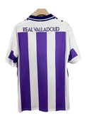 Camiseta hombre Real Valladolid temporada 1995 1996 primera equipación rayas blancas y violetas cuello polo retro calidad 1.1 premium Tienda Hincha Futbolero. Real Valladolid 1995, Real Valladolid 1996, Camiseta Valladolid retro, Ropa Valladolid clásica, Camiseta Pucela blanca y violeta, Calidad 1.1 Valladolid, José Zorrilla Retro, Tienda Hincha Futbolero, Valladolid Retro Jersey 95/96.
