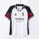 Camiseta retro hombre West Ham United edición especial Iron Maiden temporada 1999 2001 blanca calidad 1.1 premium oficial hammers. West Ham Iron Maiden, Camiseta West Ham blanca retro, Iron Maiden football shirt, Ropa West Ham barata, Camisetas retro Premier League, Calidad 1.1 Retro, Tienda Hincha Futbolero, Steve Harris West Ham Jersey.