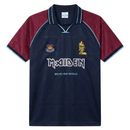 Camiseta West Ham x Iron Maiden 1999/2001 Hombre Retro Oficial - West Ham, West Ham United, Iron Maiden, Steve Harris, Eddie, Crossover, Special Edition, Edición Especial, Premier League, English Football, Heavy Metal, Rock, 1999, 2000, 2001, Retro, Vintage, Camiseta Clásica, Azul Marino, Navy Blue, Hombre, Men, Camiseta de Hombre, Tienda Hincha Futbolero, Fútbol Inglés