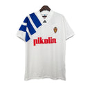 Camiseta retro hombre Real Zaragoza primera equipación blanca año 1992 1993 calidad 1.1 oficial, Real Zaragoza 1992, Camiseta retro Zaragoza, Camiseta vintage Zaragoza, Equipación Zaragoza barata, Calidad 1.1 Maña, Tienda Hincha Futbolero, La Romareda, Bloke Core retro, Camiseta blanca Zaragoza antigua, Regalo fútbol vintage España.