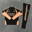 Chándal Arsenal FC 26/27 color negro y naranja - Arsenal, Arsenal FC, Gunners, Arsenal 26/27, Chándal Arsenal, Entrenamiento Arsenal, Premier League, Tienda Hincha Futbolero, Fútbol, Moda Futbolera, Ropa Arsenal, Total Black, Arsenal Negro