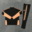 Chándal Arsenal FC 26/27 color negro y naranja - Arsenal, Arsenal FC, Gunners, Arsenal 26/27, Chándal Arsenal, Entrenamiento Arsenal, Premier League, Tienda Hincha Futbolero, Fútbol, Moda Futbolera, Ropa Arsenal, Total Black, Arsenal Negro