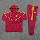 Chándal hombre Arsenal FC temporada 2025 2026 chaqueta cortaviento y pantalón color bordó entrenamiento calidad 1.1 premium oficial gunners. Arsenal 2025, Chándal Arsenal bordó, Cortaviento Arsenal, Ropa Arsenal barata, Entrenamiento Arsenal 25/26, Calidad 1.1 Arsenal, Premier League Gear, Tienda Hincha Futbolero, Arsenal Burgundy Tracksuit.