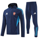Chándal hombre Arsenal FC temporada 2025 2026 chaqueta cortaviento y pantalón azul marino entrenamiento calidad 1.1 premium oficial gunners. Arsenal 2025, Chándal Arsenal azul marino, Cortaviento Arsenal, Ropa Arsenal barata, Entrenamiento Arsenal 25/26, Calidad 1.1 Arsenal, Premier League Gear, Tienda Hincha Futbolero, Arsenal Navy Tracksuit.