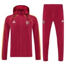 Chándal hombre Arsenal FC temporada 2025 2026 chaqueta cortaviento y pantalón color bordó entrenamiento calidad 1.1 premium oficial gunners. Arsenal 2025, Chándal Arsenal bordó, Cortaviento Arsenal, Ropa Arsenal barata, Entrenamiento Arsenal 25/26, Calidad 1.1 Arsenal, Premier League Gear, Tienda Hincha Futbolero, Arsenal Burgundy Tracksuit.