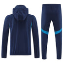 Chándal hombre Arsenal FC temporada 2025 2026 chaqueta cortaviento y pantalón azul marino entrenamiento calidad 1.1 premium oficial gunners. Arsenal 2025, Chándal Arsenal azul marino, Cortaviento Arsenal, Ropa Arsenal barata, Entrenamiento Arsenal 25/26, Calidad 1.1 Arsenal, Premier League Gear, Tienda Hincha Futbolero, Arsenal Navy Tracksuit.