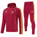 Chándal hombre Arsenal FC temporada 2025 2026 chaqueta cortaviento y pantalón color bordó entrenamiento calidad 1.1 premium oficial gunners. Arsenal 2025, Chándal Arsenal bordó, Cortaviento Arsenal, Ropa Arsenal barata, Entrenamiento Arsenal 25/26, Calidad 1.1 Arsenal, Premier League Gear, Tienda Hincha Futbolero, Arsenal Burgundy Tracksuit.