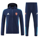 Chándal hombre Arsenal FC temporada 2025 2026 chaqueta cortaviento y pantalón azul marino entrenamiento calidad 1.1 premium oficial gunners. Arsenal 2025, Chándal Arsenal azul marino, Cortaviento Arsenal, Ropa Arsenal barata, Entrenamiento Arsenal 25/26, Calidad 1.1 Arsenal, Premier League Gear, Tienda Hincha Futbolero, Arsenal Navy Tracksuit.